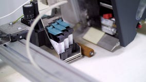 Κλείστε επάνω ορισμένων μερών της μηχανής εκτύπωσης κατά τη διάρκεια της παραγωγής Εργοστάσιο εκτύπωσης Τυπώνοντας Τύπος απόθεμα βίντεο Κλείστε επάνω ορισμένων μερών της μηχανής εκτύπωσης κατά τη διάρκεια της παραγωγής Εργοστάσιο εκτύπωσης Τυπώνοντας Τύπος απόθεμα βίντεο