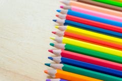 Κλείστε επάνω πολύ μολυβιού χρώματος στο ξύλινο υπόβαθρο στοκ φωτογραφίες Κλείστε επάνω πολύ μολυβιού χρώματος στο ξύλινο υπόβαθρο στοκ φωτογραφίες