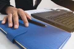 Κλείστε επάνω τα χέρια ανθρώπων που τοποθετούνται στο σημειωματάριο στοκ εικόνες Κλείστε επάνω τα χέρια ανθρώπων που τοποθετούνται στο σημειωματάριο στοκ εικόνες