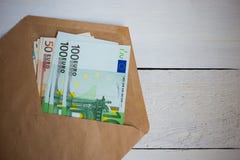 κλείστε επάνω τη δέσμη των τραπεζογραμματίων ευρώ χρημάτων στο φάκελο στον ξύλινο πίνακα στοκ εικόνες κλείστε επάνω τη δέσμη των τραπεζογραμματίων ευρώ χρημάτων στο φάκελο στον ξύλινο πίνακα στοκ εικόνες