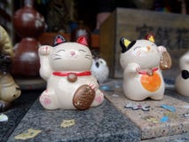 Κλείστε επάνω την εικόνα δύο αριθμών maneki-Neko στοκ φωτογραφίες με δικαίωμα ελεύθερης χρήσης Κλείστε επάνω την εικόνα δύο αριθμών maneki-Neko στοκ φωτογραφίες με δικαίωμα ελεύθερης χρήσης