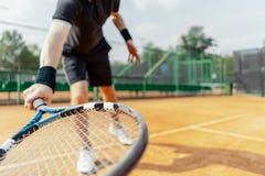 Κλείστε επάνω της ρακέτας εκμετάλλευσης ατόμων σε δεξή και την ήττα μια σφαίρα αντισφαίρισης στοκ εικόνα με δικαίωμα ελεύθερης χρήσης Κλείστε επάνω της ρακέτας εκμετάλλευσης ατόμων σε δεξή και την ήττα μια σφαίρα αντισφαίρισης στοκ εικόνα με δικαίωμα ελεύθερης χρήσης