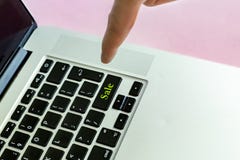 Κλείστε επάνω το δάχτυλο χεριών προσώπων ` s που ωθεί το κείμενο πώλησης ` ` σε ένα κουμπί της απομονωμένης πληκτρολόγιο έννοιας στοκ εικόνα με δικαίωμα ελεύθερης χρήσης Κλείστε επάνω το δάχτυλο χεριών προσώπων ` s που ωθεί το κείμενο πώλησης ` ` σε ένα κουμπί της απομονωμένης πληκτρολόγιο έννοιας στοκ εικόνα με δικαίωμα ελεύθερης χρήσης