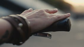 Κλείστε επάνω το θηλυκό χέρι σχετικά με handlebar το ποδήλατο σε αργή κίνηση απόθεμα βίντεο Κλείστε επάνω το θηλυκό χέρι σχετικά με handlebar το ποδήλατο σε αργή κίνηση απόθεμα βίντεο