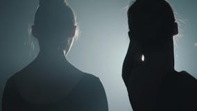 Κλείστε επάνω το πορτρέτο δύο χορεύοντας στοιχείων ballerinas του κλασσικού μπαλέτου στο σκοτάδι Χαριτωμένο επαγγελματικό μπαλέτο απόθεμα βίντεο Κλείστε επάνω το πορτρέτο δύο χορεύοντας στοιχείων ballerinas του κλασσικού μπαλέτου στο σκοτάδι Χαριτωμένο επαγγελματικό μπαλέτο απόθεμα βίντεο