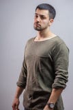 Κλείστε επάνω το πορτρέτο πλάγιας όψης του όμορφου αγοριού στην γκρίζα μπλούζα στοκ εικόνες Κλείστε επάνω το πορτρέτο πλάγιας όψης του όμορφου αγοριού στην γκρίζα μπλούζα στοκ εικόνες