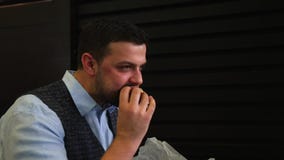 Κλείστε επάνω το πορτρέτο του γενειοφόρου ατόμου που τρώει το σάντουιτς Πραγματικός - βιντεοσκοπημένες εικόνες χρονικού πλήρεις h φιλμ μικρού μήκους Κλείστε επάνω το πορτρέτο του γενειοφόρου ατόμου που τρώει το σάντουιτς Πραγματικός - βιντεοσκοπημένες εικόνες χρονικού πλήρεις h φιλμ μικρού μήκους