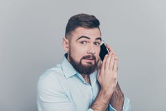 Κλείστε επάνω το πορτρέτο φωτογραφιών της πολυάσχολης θορυβώδους ομιλίας στον τηλεφωνικό τύπο χ στοκ φωτογραφία με δικαίωμα ελεύθερης χρήσης Κλείστε επάνω το πορτρέτο φωτογραφιών της πολυάσχολης θορυβώδους ομιλίας στον τηλεφωνικό τύπο χ στοκ φωτογραφία με δικαίωμα ελεύθερης χρήσης