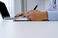κλείστε επάνω του ασθενή και του γιατρού που παίρνουν τις σημειώσεις ή το επαγγελματικό medi στοκ εικόνα κλείστε επάνω του ασθενή και του γιατρού που παίρνουν τις σημειώσεις ή το επαγγελματικό medi στοκ εικόνα