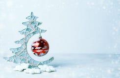 Κλείστε επάνω του διακοσμητικού χριστουγεννιάτικου δέντρου και της κόκκινης σφαίρας γυαλιού Χριστουγέννων Κρύα χρώματα, χιόνι Διά Στοκ Εικόνες Κλείστε επάνω του διακοσμητικού χριστουγεννιάτικου δέντρου και της κόκκινης σφαίρας γυαλιού Χριστουγέννων Κρύα χρώματα, χιόνι Διά Στοκ Εικόνες