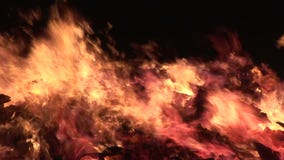 Κλείστε επάνω του καψίματος πυρκαγιάς στο μαύρο καπνό υποβάθρου Κλείστε επάνω του καψίματος πυρκαγιάς στο μαύρο καπνό υποβάθρου