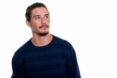 Κλείστε επάνω του νέου όμορφου ατόμου που σκέφτεται απομονωμένου ενάντια στο άσπρο β στοκ φωτογραφίες Κλείστε επάνω του νέου όμορφου ατόμου που σκέφτεται απομονωμένου ενάντια στο άσπρο β στοκ φωτογραφίες