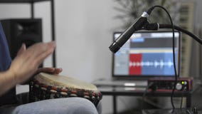 Κλείστε επάνω του οργάνου τυμπάνων παιχνιδιού μουσικών djembe στο στούντιο εγχώριας μουσικής απόθεμα βίντεο Κλείστε επάνω του οργάνου τυμπάνων παιχνιδιού μουσικών djembe στο στούντιο εγχώριας μουσικής απόθεμα βίντεο