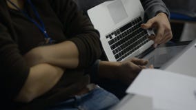 Κλείστε επάνω τους αριθμούς του προγράμματος επιχείρησης θεάματος δύο εργαζομένων για το lap-top απόθεμα βίντεο Κλείστε επάνω τους αριθμούς του προγράμματος επιχείρησης θεάματος δύο εργαζομένων για το lap-top απόθεμα βίντεο