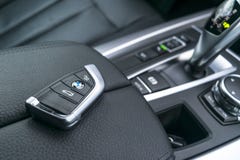 Κλείστε επάνω των ασύρματων κλειδιών της BMW X5 F15 το 2017 στο μαύρο εσωτερικό αυτοκινήτων δέρματος σύγχρονες εσωτερικές λεπτομέ Στοκ φωτογραφίες με δικαίωμα ελεύθερης χρήσης Κλείστε επάνω των ασύρματων κλειδιών της BMW X5 F15 το 2017 στο μαύρο εσωτερικό αυτοκινήτων δέρματος σύγχρονες εσωτερικές λεπτομέ Στοκ φωτογραφίες με δικαίωμα ελεύθερης χρήσης