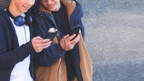 Κλείστε επάνω των εφήβων χρησιμοποιώντας τα τηλέφωνά τους στοκ φωτογραφία με δικαίωμα ελεύθερης χρήσης Κλείστε επάνω των εφήβων χρησιμοποιώντας τα τηλέφωνά τους στοκ φωτογραφία με δικαίωμα ελεύθερης χρήσης