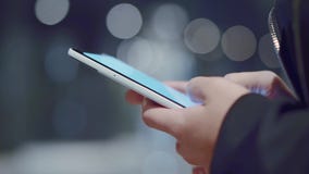 Κλείστε επάνω των χεριών γυναικών ` s κρατώντας το τηλέφωνο κυττάρων απόθεμα βίντεο Κλείστε επάνω των χεριών γυναικών ` s κρατώντας το τηλέφωνο κυττάρων απόθεμα βίντεο