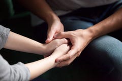 Κλείστε επάνω των χεριών εκμετάλλευσης ζευγών, που δίνουν την ψυχολογική υποστήριξη γ στοκ φωτογραφίες Κλείστε επάνω των χεριών εκμετάλλευσης ζευγών, που δίνουν την ψυχολογική υποστήριξη γ στοκ φωτογραφίες
