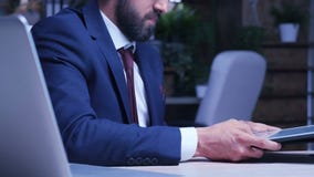 Κλείστε επάνω των χεριών επιχειρηματιών χρησιμοποιώντας ένα PC ταμπλετών φιλμ μικρού μήκους Κλείστε επάνω των χεριών επιχειρηματιών χρησιμοποιώντας ένα PC ταμπλετών φιλμ μικρού μήκους
