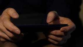 Κλείστε τα δάχτυλα των γυναικών καταναλώνει το smartphone στη νύχτα κορίτσι που κοιτάζει βιαστικά Διαδίκτυο σε ένα κινητό τηλέφων απόθεμα βίντεο Κλείστε τα δάχτυλα των γυναικών καταναλώνει το smartphone στη νύχτα κορίτσι που κοιτάζει βιαστικά Διαδίκτυο σε ένα κινητό τηλέφων απόθεμα βίντεο