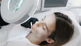 Κλείστε το cosmetologist με τη σύριγγα κάνει τις εγχύσεις γυναικών και ανατρέχει μέσω καλλυντικού πιό magnifier φιλμ μικρού μήκους Κλείστε το cosmetologist με τη σύριγγα κάνει τις εγχύσεις γυναικών και ανατρέχει μέσω καλλυντικού πιό magnifier φιλμ μικρού μήκους