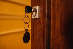 Κλειδί σπιτιών στην πόρτα Το κλειδί με τη βασική αλυσίδα ανοίγει ή κλείνει την ξύλινη πόρτα στοκ φωτογραφίες με δικαίωμα ελεύθερης χρήσης Κλειδί σπιτιών στην πόρτα Το κλειδί με τη βασική αλυσίδα ανοίγει ή κλείνει την ξύλινη πόρτα στοκ φωτογραφίες με δικαίωμα ελεύθερης χρήσης