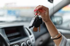 Κλειδιά αυτοκινήτων στο χέρι ενός κοριτσιού στο εσωτερικό αυτοκινήτων Γυναίκα holdin στοκ εικόνες Κλειδιά αυτοκινήτων στο χέρι ενός κοριτσιού στο εσωτερικό αυτοκινήτων Γυναίκα holdin στοκ εικόνες
