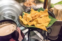 Κλειστό τηγανισμένο wonton περιτύλιγμα στο φύλλο μπανανών για το κάλυμμα νουντλς Στοκ φωτογραφίες με δικαίωμα ελεύθερης χρήσης Κλειστό τηγανισμένο wonton περιτύλιγμα στο φύλλο μπανανών για το κάλυμμα νουντλς Στοκ φωτογραφίες με δικαίωμα ελεύθερης χρήσης