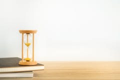 Κλεψύδρα στα βιβλία στο άσπρο υπόβαθρο στοκ φωτογραφία με δικαίωμα ελεύθερης χρήσης Κλεψύδρα στα βιβλία στο άσπρο υπόβαθρο στοκ φωτογραφία με δικαίωμα ελεύθερης χρήσης