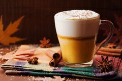 Κολοκύθα που καρυκεύεται latte ή καφές σε ένα γυαλί σε έναν αγροτικό πίνακα Ζεστό ποτό φθινοπώρου ή χειμώνα στοκ εικόνες με δικαίωμα ελεύθερης χρήσης Κολοκύθα που καρυκεύεται latte ή καφές σε ένα γυαλί σε έναν αγροτικό πίνακα Ζεστό ποτό φθινοπώρου ή χειμώνα στοκ εικόνες με δικαίωμα ελεύθερης χρήσης