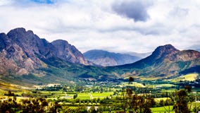 Κοιλάδα Franschhoek στη δυτική επαρχία ακρωτηρίων της Νότιας Αφρικής με τους πολλούς αμπελώνες του που είναι μέρος του ακρωτηρίου στοκ εικόνες με δικαίωμα ελεύθερης χρήσης Κοιλάδα Franschhoek στη δυτική επαρχία ακρωτηρίων της Νότιας Αφρικής με τους πολλούς αμπελώνες του που είναι μέρος του ακρωτηρίου στοκ εικόνες με δικαίωμα ελεύθερης χρήσης
