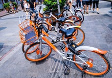 Κοινά ποδήλατα από Mobike που παρατάσσεται στην οδό στην Κίνα στοκ φωτογραφία Κοινά ποδήλατα από Mobike που παρατάσσεται στην οδό στην Κίνα στοκ φωτογραφία