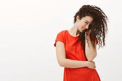 Κοκκινίζοντας flirty φίλη στο κόκκινο φόρεμα, καλύπτοντας το μισό από το πρόσωπο με τη σγουρή τρίχα και κοιτάζοντας επίμονα με έν στοκ φωτογραφίες με δικαίωμα ελεύθερης χρήσης Κοκκινίζοντας flirty φίλη στο κόκκινο φόρεμα, καλύπτοντας το μισό από το πρόσωπο με τη σγουρή τρίχα και κοιτάζοντας επίμονα με έν στοκ φωτογραφίες με δικαίωμα ελεύθερης χρήσης