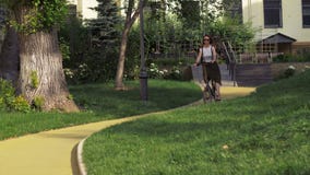 Κοκκινομάλλες οδηγώντας ποδήλατο γυναικών στην κεκλιμένη ράμπα στο πάρκο πόλεων απόθεμα βίντεο Κοκκινομάλλες οδηγώντας ποδήλατο γυναικών στην κεκλιμένη ράμπα στο πάρκο πόλεων απόθεμα βίντεο