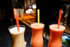 Κοκτέιλ καταφερτζήδων στα γυαλιά στα πλαίσια του καφέ στοκ εικόνες Κοκτέιλ καταφερτζήδων στα γυαλιά στα πλαίσια του καφέ στοκ εικόνες
