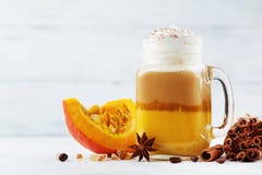 Κολοκύθα που καρυκεύεται latte ή καφές στο βάζο γυαλιού στον άσπρο ξύλινο πίνακα Ζεστό ποτό φθινοπώρου, πτώσης ή χειμώνα στοκ εικόνες Κολοκύθα που καρυκεύεται latte ή καφές στο βάζο γυαλιού στον άσπρο ξύλινο πίνακα Ζεστό ποτό φθινοπώρου, πτώσης ή χειμώνα στοκ εικόνες