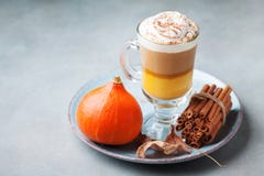 Κολοκύθα που καρυκεύεται latte ή καφές στο γυαλί στον πίνακα πετρών Ζεστό ποτό φθινοπώρου, πτώσης ή χειμώνα στοκ εικόνες με δικαίωμα ελεύθερης χρήσης Κολοκύθα που καρυκεύεται latte ή καφές στο γυαλί στον πίνακα πετρών Ζεστό ποτό φθινοπώρου, πτώσης ή χειμώνα στοκ εικόνες με δικαίωμα ελεύθερης χρήσης
