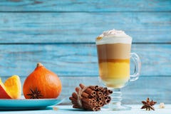 Κολοκύθα που καρυκεύεται latte ή καφές στο γυαλί στον τυρκουάζ αγροτικό πίνακα Ζεστό ποτό φθινοπώρου, πτώσης ή χειμώνα στοκ εικόνες με δικαίωμα ελεύθερης χρήσης Κολοκύθα που καρυκεύεται latte ή καφές στο γυαλί στον τυρκουάζ αγροτικό πίνακα Ζεστό ποτό φθινοπώρου, πτώσης ή χειμώνα στοκ εικόνες με δικαίωμα ελεύθερης χρήσης