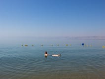 Κολυμπώντας, επιπλέοντας, νεκρή θάλασσα, ταξίδι, Μέση Ανατολή στοκ εικόνα με δικαίωμα ελεύθερης χρήσης Κολυμπώντας, επιπλέοντας, νεκρή θάλασσα, ταξίδι, Μέση Ανατολή στοκ εικόνα με δικαίωμα ελεύθερης χρήσης
