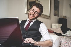 Κομψό ελκυστικό άτομο μόδας hipster που χρησιμοποιεί το σημειωματάριο στοκ φωτογραφία Κομψό ελκυστικό άτομο μόδας hipster που χρησιμοποιεί το σημειωματάριο στοκ φωτογραφία