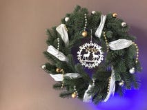 Κομψό πραγματικό στεφάνι Χριστουγέννων με την κορδέλλα στοκ εικόνες Κομψό πραγματικό στεφάνι Χριστουγέννων με την κορδέλλα στοκ εικόνες