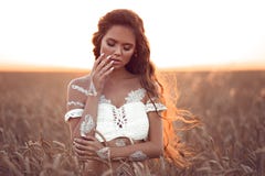 Κομψό ύφος Boho Πορτρέτο του Βοημίας κοριτσιού με την άσπρη τοποθέτηση τέχνης πέρα από τον τομέα σίτου που απολαμβάνει στο ηλιοβα στοκ εικόνα με δικαίωμα ελεύθερης χρήσης Κομψό ύφος Boho Πορτρέτο του Βοημίας κοριτσιού με την άσπρη τοποθέτηση τέχνης πέρα από τον τομέα σίτου που απολαμβάνει στο ηλιοβα στοκ εικόνα με δικαίωμα ελεύθερης χρήσης