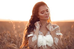 Κομψό ύφος Boho Πορτρέτο του Βοημίας κοριτσιού με την άσπρη τοποθέτηση τέχνης πέρα από τον τομέα σίτου που απολαμβάνει στο ηλιοβα στοκ φωτογραφίες με δικαίωμα ελεύθερης χρήσης Κομψό ύφος Boho Πορτρέτο του Βοημίας κοριτσιού με την άσπρη τοποθέτηση τέχνης πέρα από τον τομέα σίτου που απολαμβάνει στο ηλιοβα στοκ φωτογραφίες με δικαίωμα ελεύθερης χρήσης