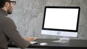 Κομψός επιχειρηματίας που αναλύει τα στοιχεία στην αρχή στον υπολογιστή του Πίσω άποψη στο όργανο ελέγχου Άσπρη παρουσίαση απόθεμα βίντεο Κομψός επιχειρηματίας που αναλύει τα στοιχεία στην αρχή στον υπολογιστή του Πίσω άποψη στο όργανο ελέγχου Άσπρη παρουσίαση απόθεμα βίντεο