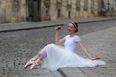Κομψός καφές κατανάλωσης ballerina στην οδό στοκ φωτογραφίες με δικαίωμα ελεύθερης χρήσης Κομψός καφές κατανάλωσης ballerina στην οδό στοκ φωτογραφίες με δικαίωμα ελεύθερης χρήσης