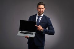 Κομψός νεαρός άνδρας με το lap-top στοκ εικόνες με δικαίωμα ελεύθερης χρήσης Κομψός νεαρός άνδρας με το lap-top στοκ εικόνες με δικαίωμα ελεύθερης χρήσης