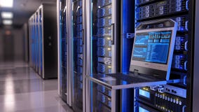 Κονσόλα των οδηγήσεων Rackmount στο κέντρο δεδομένων δωματίων κεντρικών υπολογιστών Κονσόλα των οδηγήσεων Rackmount στο κέντρο δεδομένων δωματίων κεντρικών υπολογιστών