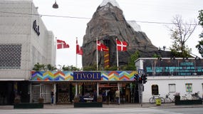ΚΟΠΕΓΧΑΓΗ, ΔΑΝΙΑ - 31 ΜΑΐΟΥ 2017: Η είσοδος του Tivoli καλλιεργεί ένας διάσημος κήπος λούνα παρκ και ευχαρίστησης στην Κοπεγχάγη στοκ εικόνα ΚΟΠΕΓΧΑΓΗ, ΔΑΝΙΑ - 31 ΜΑΐΟΥ 2017: Η είσοδος του Tivoli καλλιεργεί ένας διάσημος κήπος λούνα παρκ και ευχαρίστησης στην Κοπεγχάγη στοκ εικόνα