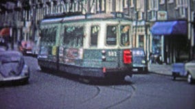 ΚΟΠΕΓΧΑΓΗ - 1966: Τα αυτοκίνητα οδών ήταν μια δημοφιλής μορφή δημόσιου μέσου μεταφοράς στο αστικό κέντρο απόθεμα βίντεο ΚΟΠΕΓΧΑΓΗ - 1966: Τα αυτοκίνητα οδών ήταν μια δημοφιλής μορφή δημόσιου μέσου μεταφοράς στο αστικό κέντρο απόθεμα βίντεο
