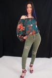 Κορίτσι Brunette με τα γυαλιά, πουκάμισο με τη floral τυπωμένη ύλη, με σχισμένος, στοκ εικόνες με δικαίωμα ελεύθερης χρήσης Κορίτσι Brunette με τα γυαλιά, πουκάμισο με τη floral τυπωμένη ύλη, με σχισμένος, στοκ εικόνες με δικαίωμα ελεύθερης χρήσης
